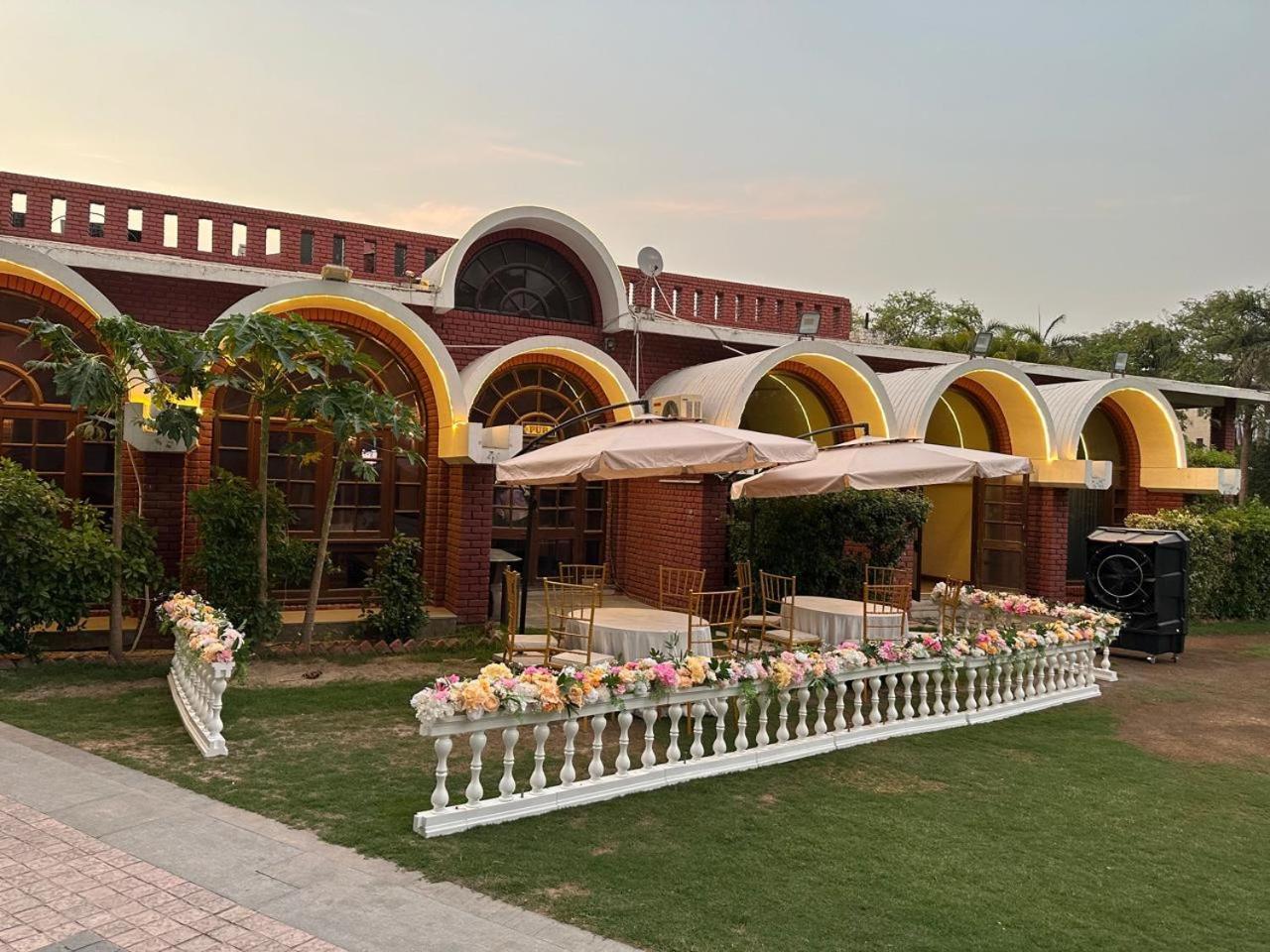 Hotel Goa Country Club à Gurgaon Extérieur photo