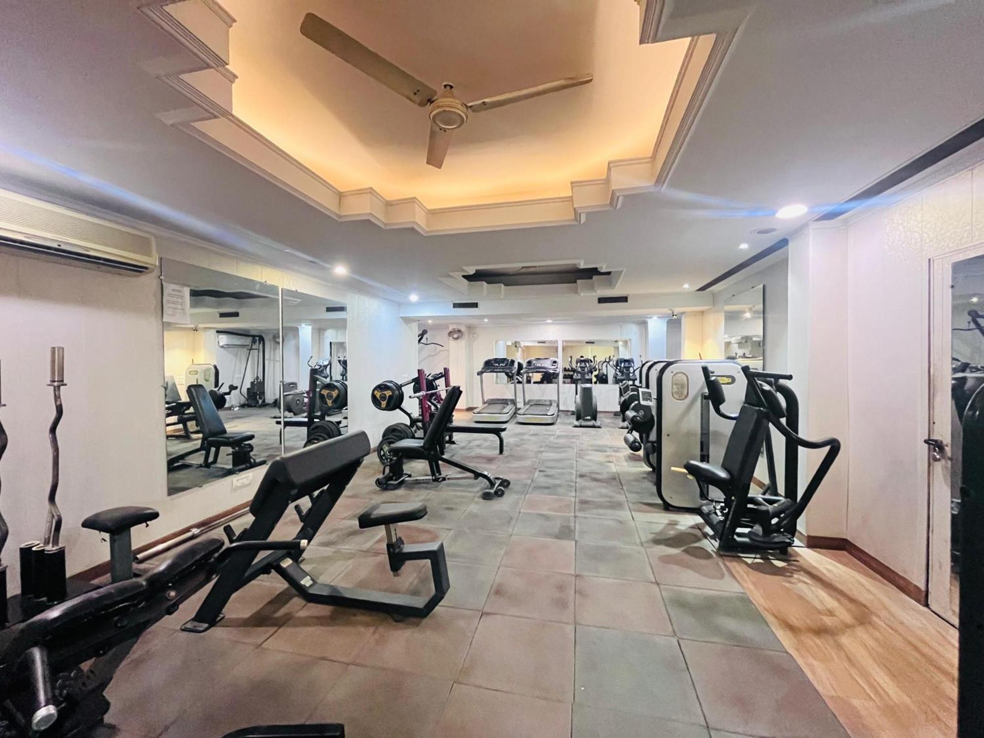 Hotel Goa Country Club à Gurgaon Extérieur photo
